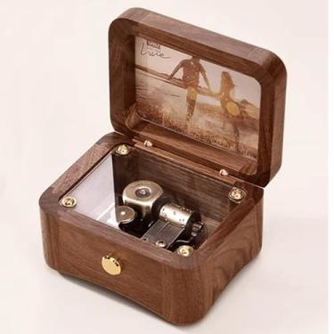 Imagem de SOFTALK Caixas musicais quadradas vintage com capa de fotos personalizáveis para presentes de Natal, aniversário e dia dos namorados (fotos premium madeira de nogueira, melodia: poema de pássaro)