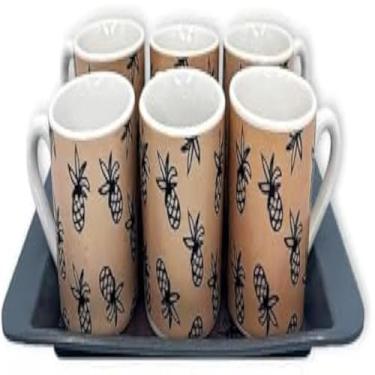 Imagem de Xicaras de cafe em porcelana branca com pires e bandeja, classico, vintage.