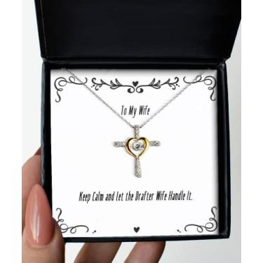 Imagem de SpreadPassion Keep Calm and Let The Drafter Wife Handle It. Colar de cruz dançante, presente de esposa do marido, legal para esposa