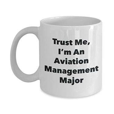 Imagem de Caneca Trust Me, I'm An Aviation Management Major - Caneca de café divertida - Lindas ideias de presentes de formatura para amigos e colegas de classe
