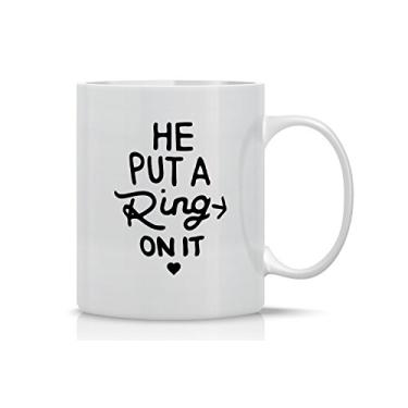 Imagem de Caneca de café divertida He Put a Ring On It – Caneca de noivado – 325 ml – Canecas para noiva ou noiva – para noivado ou – Da AW Fashions (branca)
