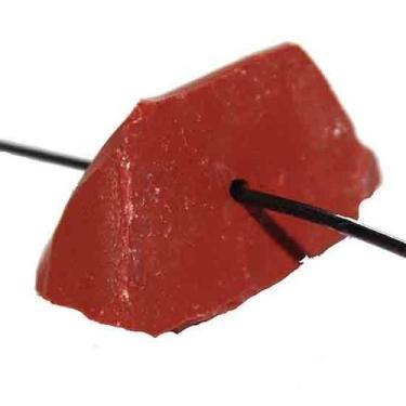 Imagem de 10 Cascalho Bruto Jaspe Vermelho Natural Furado no Centro para Artesan