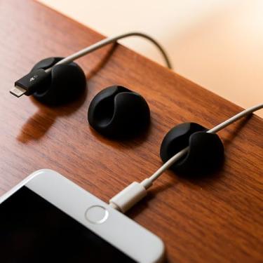 Imagem de Organizador de 6 clipes de cabo, suporte de cabo autoadesivo para mesa, carregador USB para gerenciamento de fio de fone de ouvido, preto