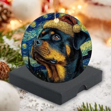 Imagem de Enfeites de cerâmica de Natal 2025 - Enfeites de animais fofos - um Rottweiler usando chapéu de Natal design de noite estrelada para decorações de árvores de Natal 7,6 cm