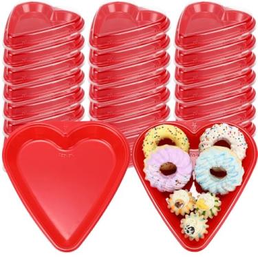 Imagem de ywmigl 24 peças bandeja de servir em forma de coração vermelho pratos descartáveis de plástico pratos de sobremesa bandeja de lanche com tampas transparentes para decoração de mesa de festa, frutas e