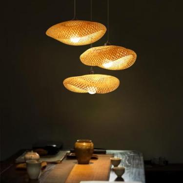 Imagem de Luminária pendente vintage de bambu com 3 chamas, ideal para mesa de jantar, estilo boho, com cúpula trançada, design retrô e soquete E27. Perfeita para quarto, sala de estar, sala de jantar