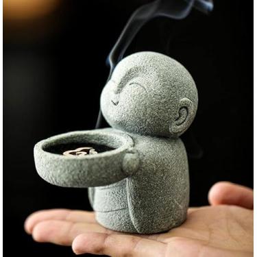 Imagem de EatingBiting Suporte de castiçal Buda Arenito Zen Monge Buda Estátua de Oração Esculturas Ornamento Estatuetas Escritório Casa Feng Shui Decoração para Trazer Boa Sorte Riqueza