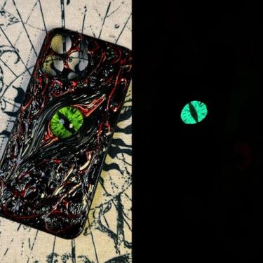 Imagem de Unitvbba Capa de telefone gótica 3D feita à mão com olho de monstro – Ajuste personalizado para todos os modelos de telefone – Exclusivo para fãs de terror, cosplay, amantes de estética escura (fundo