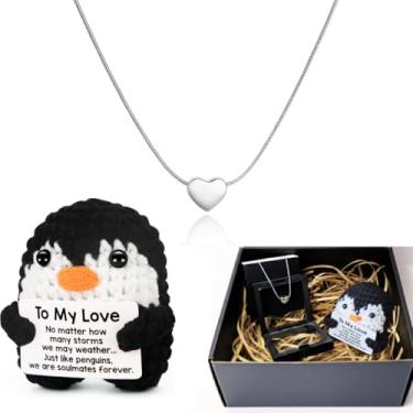 Imagem de Presente Feminino Romântico Inesquecível Namorada Esposa Dia dos Namorados - Kit Pinguim de Crochê e Colar de Coração em Aço Inoxidável - Embalagem Premium para Surpreender