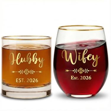 Imagem de iematoz Presente de casamento 2026 para casal, conjunto de copos de marido e esposa - Whisky de 368 g e taça de vinho sem haste de 482 g com borda de ouro real e decalque queimado - Presente de
