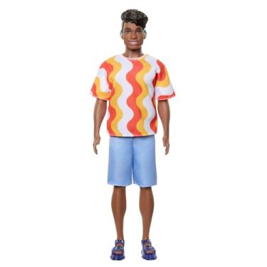 Imagem de Boneco Barbie Ken Fashionistas 220, Negro com Aparelhos Auditivos, Corpo Largo, Camisa Laranja, Shorts e sandália HRH23 Mattel