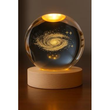 Imagem de Luminária Bola de Cristal 3D LED “Via Láctea” com Base Madeira – Efeito Galáxia Projetado, USB | Storeasy