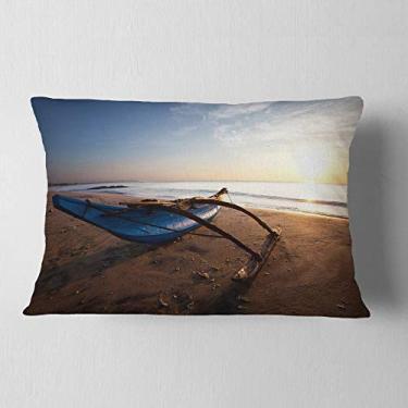 Imagem de Designart Barco de pesca na praia do Sri Lanka Beach, sala de estar, sofá, enchimento de almofada + capa de almofada impressa em ambos os lados 30,5 x 50,8 cm