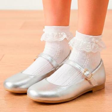 Imagem de Kit Sapato Social Mary Jane Infantis com Fivela, Salto Baixo, Meias Brancas Rendadas (Prateado, BR, Adulto, Numérico, 37)