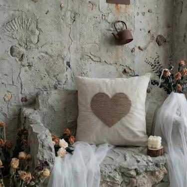 Imagem de VANNCIO Capa de almofada Farmhouse Dia dos Namorados com bordado texturizado de coração de juta 3D, capa de almofada de linho de serapilheira neutra para decoração de amor rústico, 45,7 x 45,7 cm, 1
