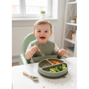 Imagem de Kit Bebê Premium em Silicone – Prato com Divisórias + Babador Coletor + Talheres de Madeira | Antiderrapante, Seguro e Fácil de Limpar (Cinza Escuro Pratinho)