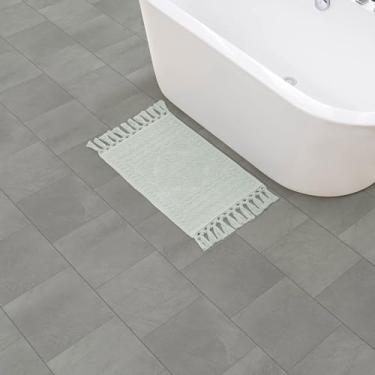 Imagem de French Connection Tapetes de banheiro Nelore | Conjunto de 2 tapetes de banheiro de tecido e contas | Tapetes de banho antiderrapantes duráveis | Tapetes grossos para banheiro e chuveiro | 43,12 cm x 71,12 cm | azul claro