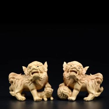 Imagem de FENNYYAR Um par de estátuas esculpidas à mão de leão de buxo Feng Shui, 8 cm, para decoração de casa, presente de abertura de loja, ornamento de mesa