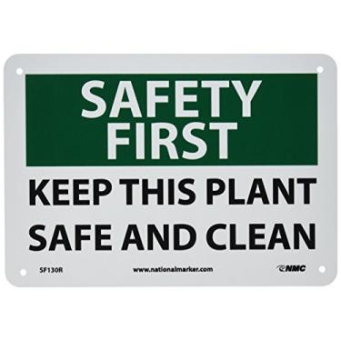Imagem de NMC Placa SF130R OSHA, legenda "SAFETY FIRST - MANTENHA ESTA PLANTA SEGURANÇA E LIMPA", 25,4 cm de comprimento x 17,8 cm de altura, plástico rígido, preto/verde em branco
