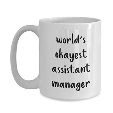 Imagem de Caneca World's Okayest Assistant Manager – Chá divertido de cacau quente – Ideia de de Natal