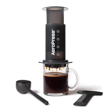 Imagem de AeroPress Original Coffee Press – Método 3 em 1 que une French Press, espresso e café encorpado sem borra nem amargor; cafeteira portátil compacta ideal para acampamento e viagem.