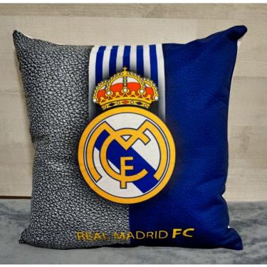 Imagem de Almofada de pelúcia com crachá do Real Madrid 45x45cm com preenchimento