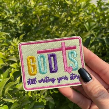 Imagem de Patch God is Still Writing Your Story 7,6 cm Cristão Religioso Jesus Bíblia Ferro On/Sew On Bordado Tecido Aplique Remendos para Caminhoneiro Chapéus Roupas Mochila, Acessórios DIY Amigos Mamãe