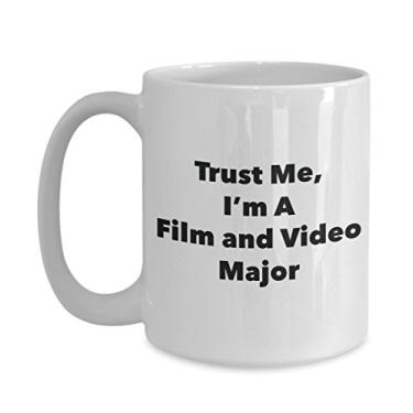 Imagem de Caneca Trust Me, I'm A Film and Video Major - Caneca de café divertida - Lindas ideias de presentes de formatura para amigos e colegas de classe (425 g)