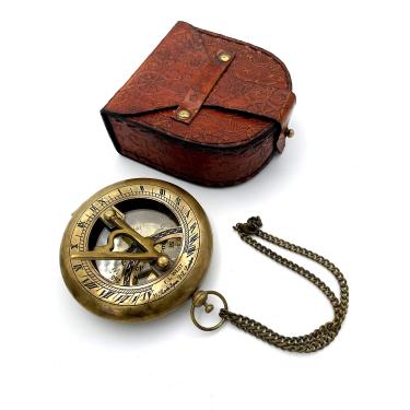 Imagem de Bússola de bronze com corrente e capa de couro com mostrador de sol da US HANDICRAFTS – Bússola aberta – Acessório Steampunk – Acabamento antiquado – Lindo presente feito à mão – Relógio de mostrador solar