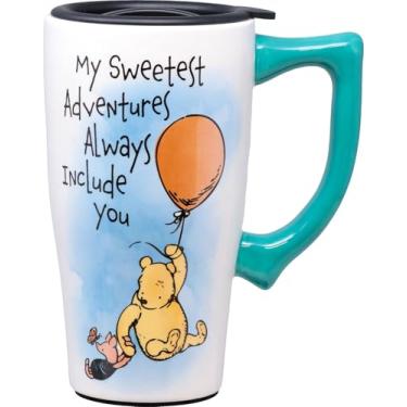 Imagem de Spoontiques Pooh Adventure Caneca de café de cerâmica para viagem com tampa e alça - Caneca de parede dupla Ursinho Pooh para bebidas quentes e frias - Seguro para micro-ondas e lava-louças, tampa à