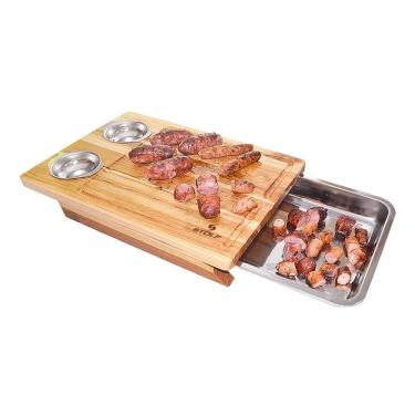 Imagem de Tabua de corte, Bandeja de inox e dois potes para temperos.
