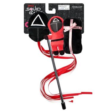 Imagem de design LAB, Inc. Produto oficial da Squid Game | Brinquedos de erva de gato para gatos | Varinha provocadora, soldado de pelúcia e caixa de brinquedos