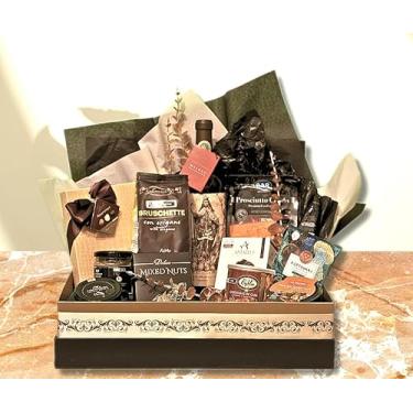 Imagem de Cesta de Presente Luxury Renaissance, Vinho Malbec Catena Zapata, Queijo Grana Padano, Prosciutto Crudo e Gourmet