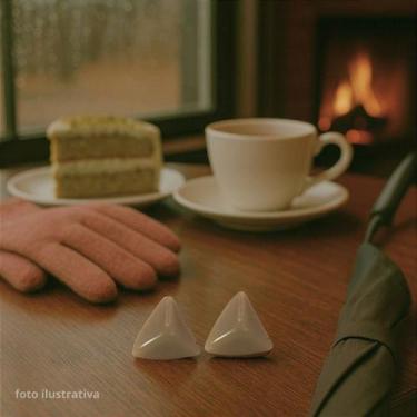 Imagem de Brinco Pressão Triangular Bege Avelã Sem Furo Clipe Prata - Bp Brinco 