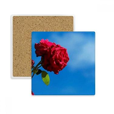Imagem de Porta-copos quadrados de folhas verdes com céu azul e rosas vermelhas, suporte de subplaca para caneca
