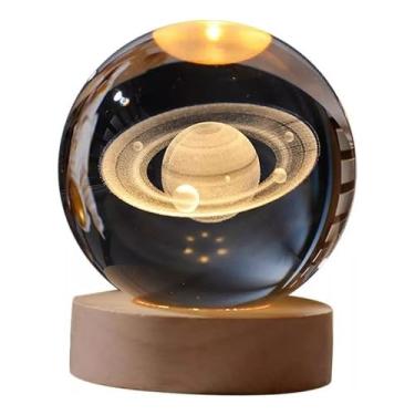 Imagem de Luminária de Mesa Bola de Cristal Esfera 3D Base Madeira Decorativa, Abajur USB, Saturno Sistema Solar Lua Galáxia