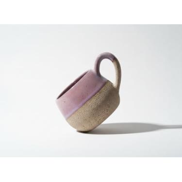 Imagem de Xícara de Chá Jujuba Artesanal em Cerâmica, Acabamento Rústico Texturizado, tom rosa, Design Bicolor com Esmalte Reativo