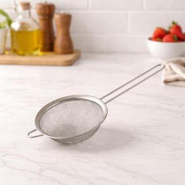 Imagem de Peneira de Cozinha em Aço Inox, 16cm de Diâmetro, Malha Fina, Cabo Longo, para Coar Líquidos e Secos
