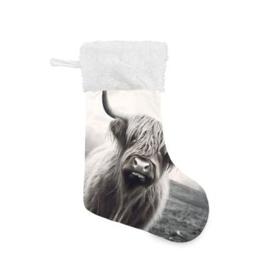 Imagem de ATTX Meias de Natal de vaca Highland, suportes de presente brancos de pelúcia para decorações de festas de fim de ano (17,7 polegadas, pacote com 2) #351
