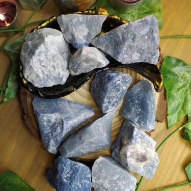 Imagem de Pedra quartzo azul bruto 6 a 8 cm - cura emocional e meditação - crist