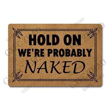 Imagem de GXFC ZHAO Tapetes decorativos engraçados de boas-vindas para entrada, capacho de entrada, tapete de presente personalizado (23,7 x 40,4 cm) (segurado, provavelmente estamos nus)