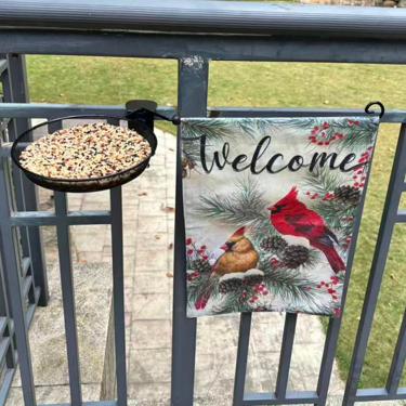 Imagem de Alimentador de pássaros com bandeira cardeal para varanda/deck/varanda bandeja de sementes de pássaros de 20 cm e bandeira de jardim para montagem de corrimão alimentador de malha de metal para