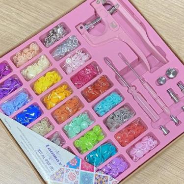 Imagem de Kit Alicate De Pressão 3 Em 1 Rosa + botões Plástico + Ilhós + botão d