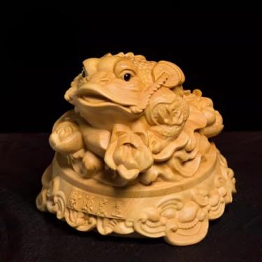 Imagem de FENNYYAR Estatueta de sapo de dinheiro de três pernas esculpida em madeira para riqueza sorte, estátua de mascote de madeira para decoração de casa de 7,5 cm