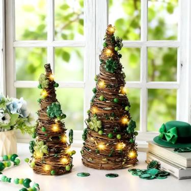 Imagem de Soulchen 2 peças de mesa de mesa em cone de rattan para o dia de São Patrício, mesa decorativa de vime, árvore de mesa com trevo e frutas vermelhas, luzes LED para decoração de festa em casa irlandesa