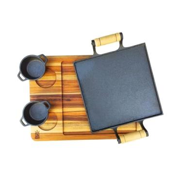 Imagem de Kit Chapa De Ferro Fundido Com Suporte de Madeira Tábua De Churrasco E Cumbuca Molheira Para Fogão A Lenha Gás Bifeteira Alça De Madeira Frigideira Para Preparar E Servir Carne Batata Petisco Porção