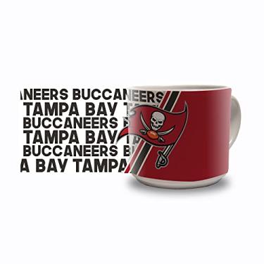 Imagem de Rico Industries NFL Football Tampa Bay Buccaneers Caneca de café de cerâmica metrô de 396 g, caneca de cerâmica colorida de equipe para fãs da NFL
