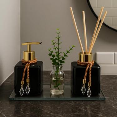 Imagem de Kit Lavabo Banheiro Completo Luxo Preto 300ml com Bandeja Espelhada, Vasinho Decorativo e Frascos Pet – Ideal para Decoração e Presente Elegante(Preto com Dourado)
