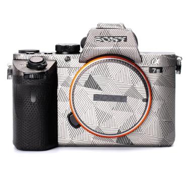 Imagem de DBZZ Película protetora do corpo da câmera para Sony Alpha A7 II/ A7 MarkII ILCE-7M3, adesivo de câmera antiarranhões inclui 2 peças de protetor de tela A7ii A7III e ferramentas (A7III Triangular