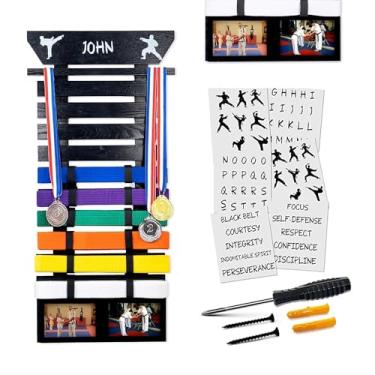 Imagem de Optimus Depot Rack de exibição de cinto de karatê - Exibição de cinto Taekwondo com adesivos personalizados, 2 molduras, tiras ajustáveis autoadesivas e kit de pendurar presentes de Taekwondo - Preto